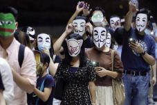 Masker Wajah Dilarang,...