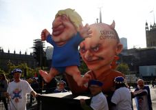 Demonstran Arak Patung...