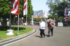 Kenakan Kemeja Putih,...