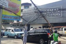 Tiang Listrik Nyaris...