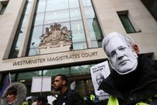 Pendiri WikiLeaks Muncul...