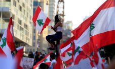 Lebanon Pangkas Gaji...
