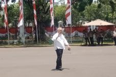 Tampil Santai, Basuki...