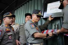 Tolak Bayar Pajak, Kedai...