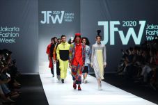 Parade Fashion Buka...