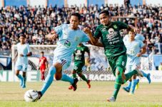Ditekuk Persela, Persebaya...