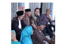 Sambil Lesehan, Hendi...