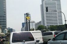 Dua Pria Misterius Bentangkan...