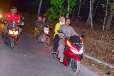 Bupati Karawang Dibonceng...