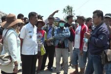 Protes Pencemaran, Warga...