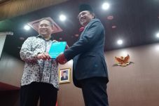 Johnny G. Plate Resmi...