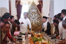 Jokowi Tugasi Tito Tertibkan...