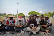 Naikkan Cukai 22%, Petani...