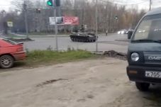 Sebuah Tank Tabrak Mobil...