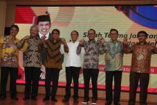 Zainudin Amali Nikmati...