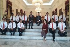 Sama-sama Lesehan, Ini...
