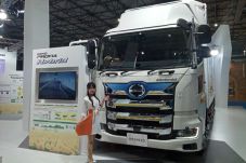 Hino Pamerkan Truk dengan...