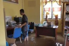 Ruangan Terendam Banjir,...