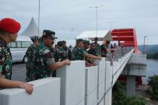 Panglima Tinjau Jembatan...