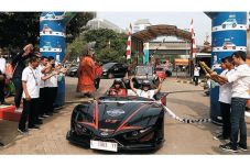 Ada Parade Ratusan Mobil...
