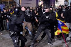Chaos! Demonstran Bertopeng...
