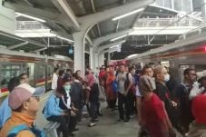 Tunggu Stasiun Cikarang...
