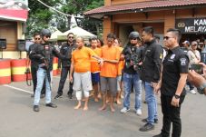 Polisi Masih Buru Empat...