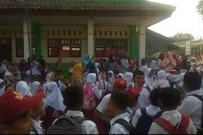 Sekolah Disegel Ahli...