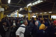 Penumpang KRL Menumpuk...