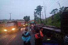 Tabrak Belakang Tronton...