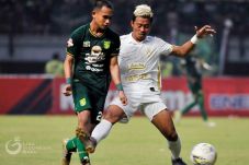Kalahkan Persebaya,...