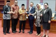 Ketua dan Wakil Komisi...
