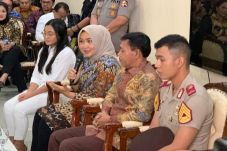 Istri Idham Aziz ke...