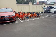 Polres Depok Gulung...