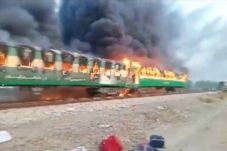 Kereta Pakistan Terbakar,...