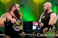 Usai Robohkan Strowman,...