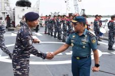 Gubernur AAL Lepas Pelayaran...