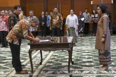 Sri Mulyani Minta Suryo...
