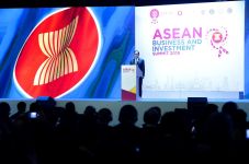 Mahathir: ASEAN Harus...