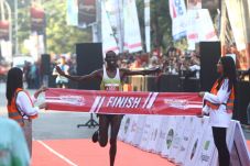 Pelari Kenya Juara Run...