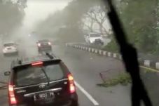 Diterjang Angin dan...