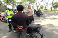 Pemotor Ceramahi Polisi...