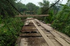 Jembatan Nyaris Putus,...
