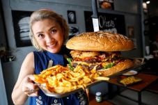 Lomba Makan Burger Terbesar...