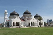 Liburan ke Serambi Mekkah,...