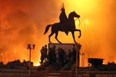 Demonstran Irak Duduki...