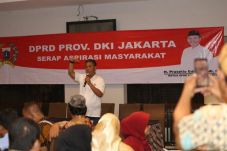 Ketua DPRD DKI Tawarkan...