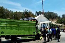 Truk Hantam Truk di...