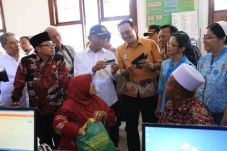 Kunjungi RS di Malang,...