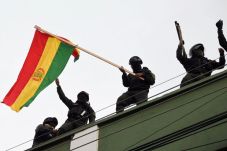 Polisi Bolivia Memberontak...
